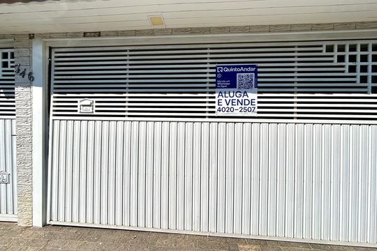 Placa instalada na fachada do imóvel de casa para alugar com 5 quartos, 175m² em Jardim Monte Carmelo, Guarulhos