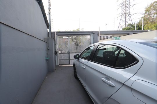 Garagem de casa para alugar com 1 quarto, 110m² em Parque Santo Eduardo, São Paulo