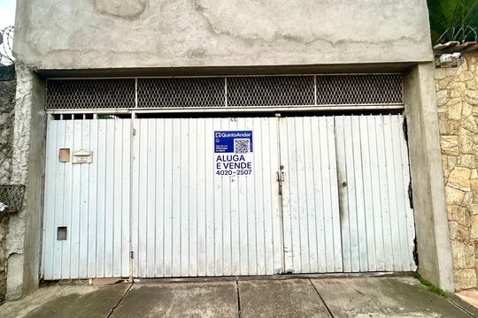 Placa instalada na fachada do imóvel  de casa à venda com 4 quartos, 171m² em Jardim Presidente Dutra, Guarulhos
