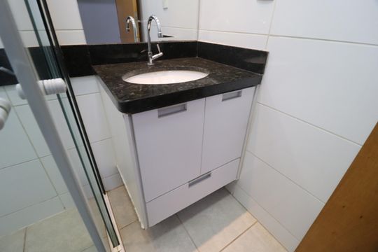 Banheiro do Quarto 3 de apartamento para alugar com 3 quartos, 80m² em Tibery, Uberlândia
