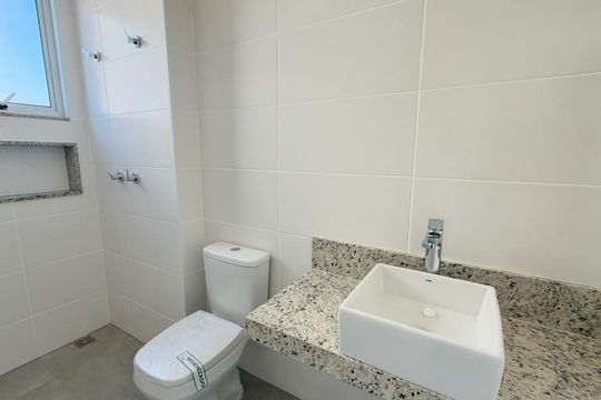 Banheiro da suíte de apartamento à venda com 4 quartos, 163m² em Castelo, Belo Horizonte