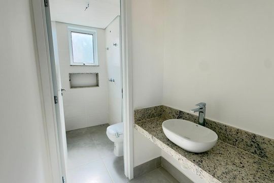 Banheiro social 2 de apartamento à venda com 4 quartos, 163m² em Castelo, Belo Horizonte