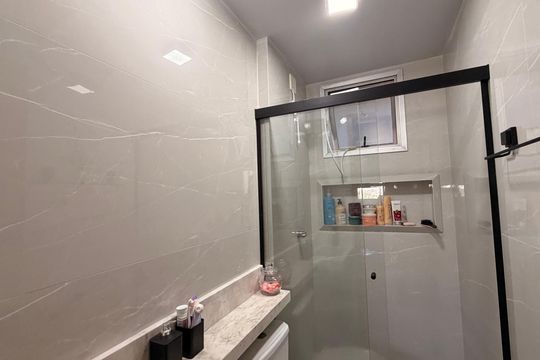 Banheiro Social de apartamento à venda com 2 quartos, 74m² em Jardim Atlantico, Goiânia