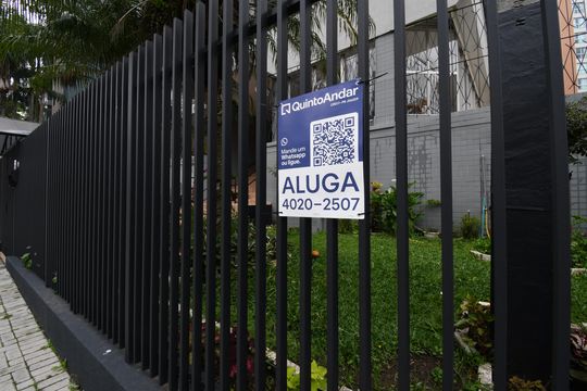 Placa de apartamento para alugar com 2 quartos, 76m² em Cristo Rei, Curitiba