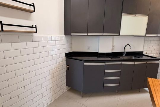 Cozinha de apartamento para alugar com 1 quarto, 52m² em Leblon, Rio de Janeiro
