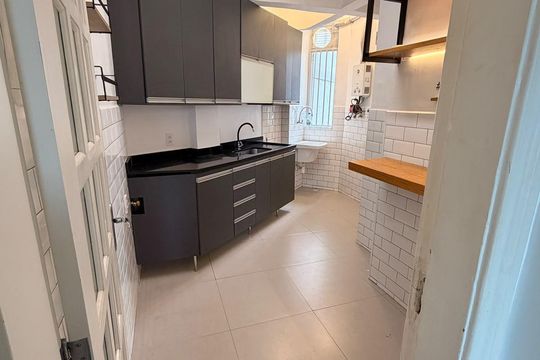 Cozinha de apartamento para alugar com 1 quarto, 52m² em Leblon, Rio de Janeiro