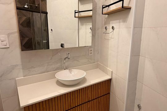Banheiro de apartamento para alugar com 1 quarto, 52m² em Leblon, Rio de Janeiro