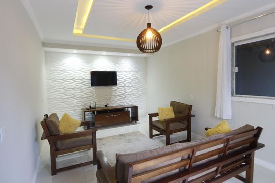 Sala de casa para alugar com 1 quarto, 105m² em Jardim Pero, Cabo Frio