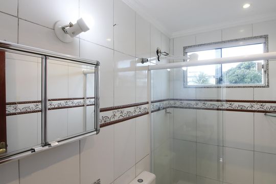 Banheiro da Suíte de casa para alugar com 1 quarto, 105m² em Jardim Pero, Cabo Frio