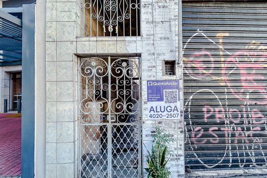 Fachada com Plaquinha de casa para alugar com 1 quarto, 40m² em Chácara Seis de Outubro, São Paulo