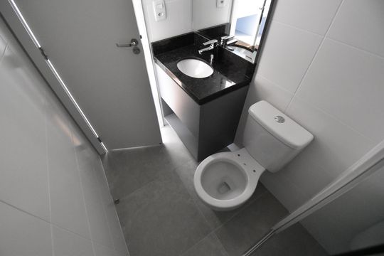 Banheiro de kitnet/studio para alugar com 1 quarto, 19m² em Centro, Curitiba