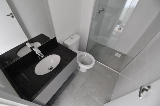 Banheiro de kitnet/studio para alugar com 1 quarto, 19m² em Centro, Curitiba