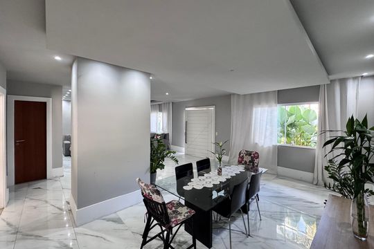Sala de casa de condomínio para alugar com 4 quartos, 800m² em Vargem Pequena, Rio de Janeiro