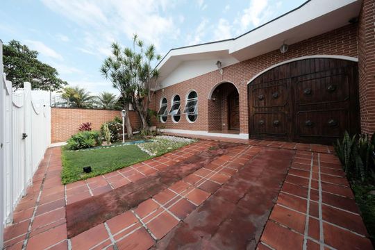 Quintal de casa para alugar com 4 quartos, 350m² em Jardim Popular, São Paulo
