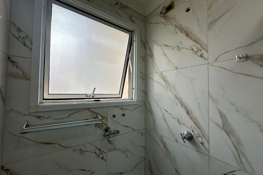 Banheiro de apartamento para alugar com 2 quartos, 51m² em Centro, Barueri
