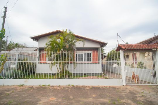 Fachada de casa à venda com 2 quartos, 144m² em Centro, São Leopoldo