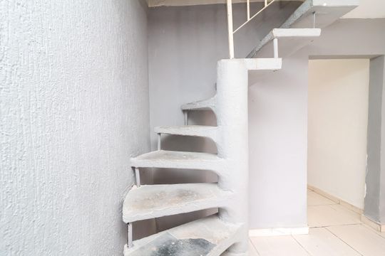Escada de casa para alugar com 2 quartos, 79m² em Vila Taquari, São Paulo