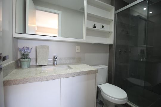 Banheiro da Suíte 1 de apartamento para alugar com 2 quartos, 62m² em Navegantes, Porto Alegre