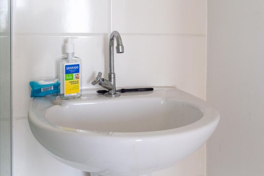 Banheiro de apartamento à venda com 2 quartos, 44m² em Vila Itapegica, Guarulhos