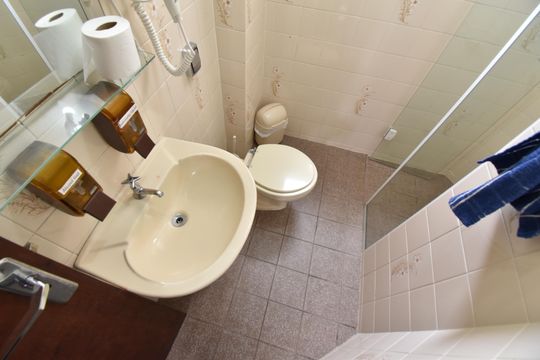 Banheiro de apartamento à venda com 1 quarto, 41m² em Centro, Curitiba