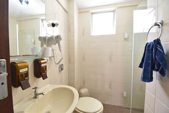 Banheiro de apartamento à venda com 1 quarto, 41m² em Centro, Curitiba