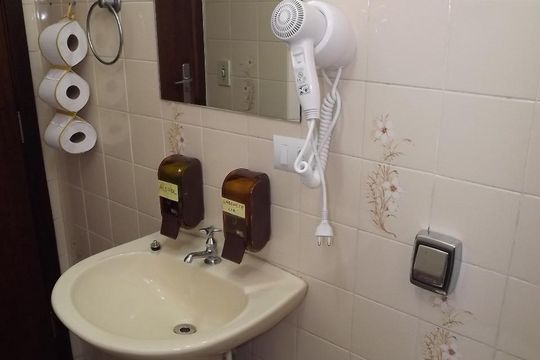 Banheiro de apartamento à venda com 1 quarto, 41m² em Centro, Curitiba