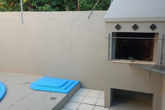 Área externa de casa de condomínio à venda com 2 quartos, 106m² em Rio Branco, Canoas