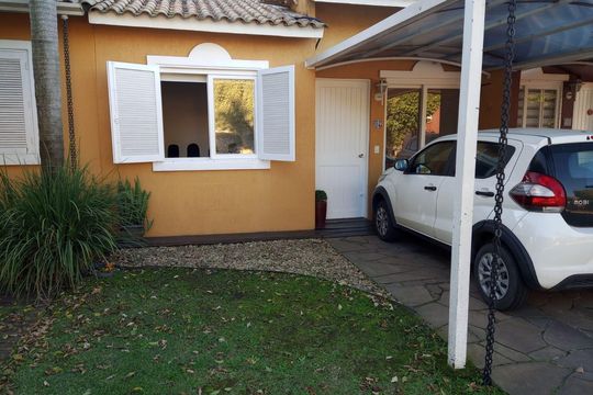 Garagem de casa de condomínio à venda com 2 quartos, 106m² em Rio Branco, Canoas