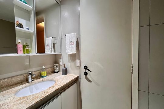 Banheiro social 1 de apartamento à venda com 3 quartos, 86m² em Copacabana, Rio de Janeiro