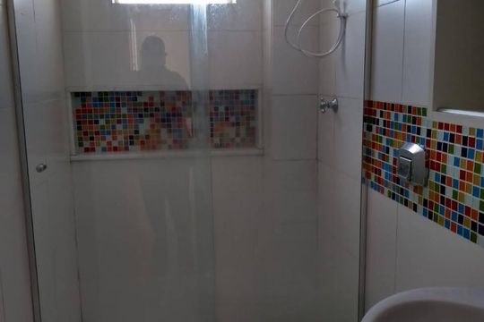 Banheiro de apartamento à venda com 2 quartos, 53m² em Navegantes, Porto Alegre