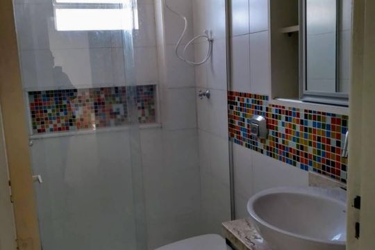 Banheiro de apartamento à venda com 2 quartos, 53m² em Navegantes, Porto Alegre