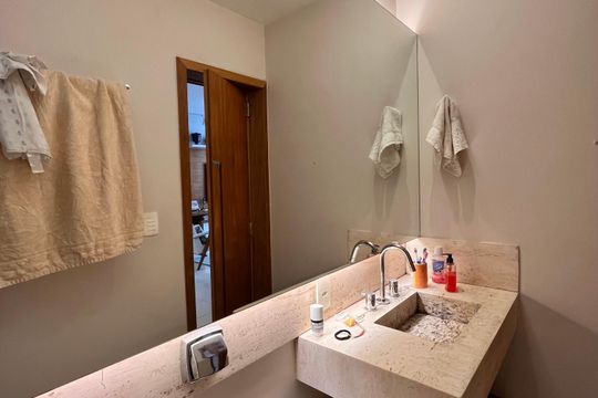 Banheiro social  de apartamento à venda com 3 quartos, 101m² em Copacabana, Rio de Janeiro