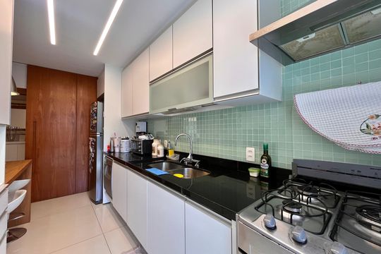 Cozinha  de apartamento à venda com 3 quartos, 101m² em Copacabana, Rio de Janeiro