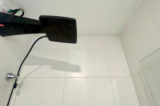 Banheiro de kitnet/studio para alugar com 1 quarto, 26m² em Pinheiros, São Paulo