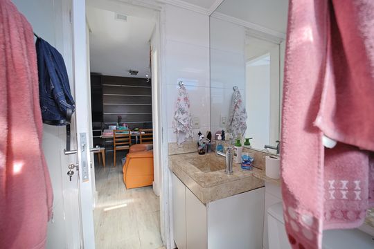 Banheiro de apartamento à venda com 2 quartos, 43m² em Jardim Santa Teresinha, São Paulo
