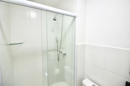 Banheiro suíte 1 de apartamento para alugar com 2 quartos, 76m² em Vila Santa Maria, Poá