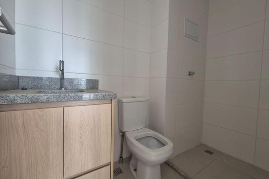 Banheiro de kitnet/studio para alugar com 1 quarto, 39m² em Caminho das Árvores, Salvador