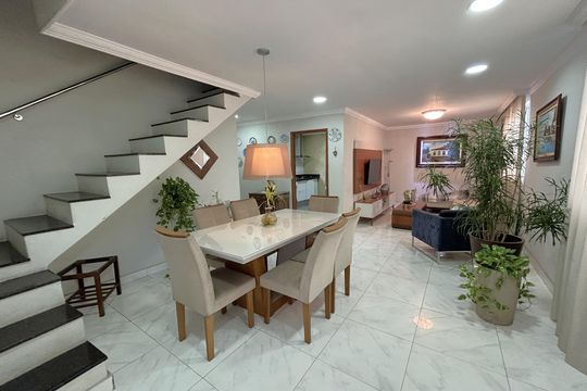 Casa à venda com 3 quartos, 240m² em Inhaúma, Rio de Janeiro