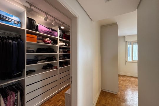 Closet quarto 1 de apartamento para alugar com 3 quartos, 165m² em Jardim Paulista, São Paulo