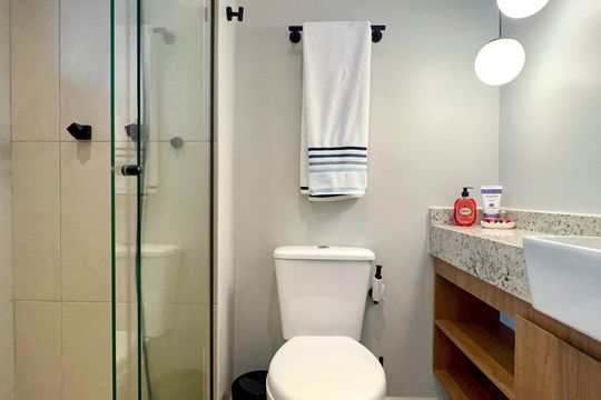 Banheiro de kitnet/studio à venda com 1 quarto, 27m² em Vila Madalena, São Paulo