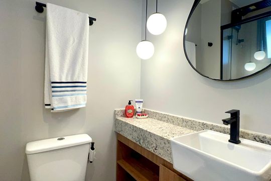 Banheiro de kitnet/studio à venda com 1 quarto, 27m² em Vila Madalena, São Paulo