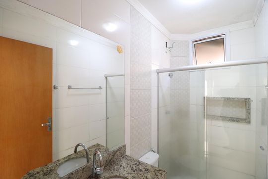 Banheiro Social de apartamento para alugar com 2 quartos, 59m² em Jardim Inconfidência, Uberlândia