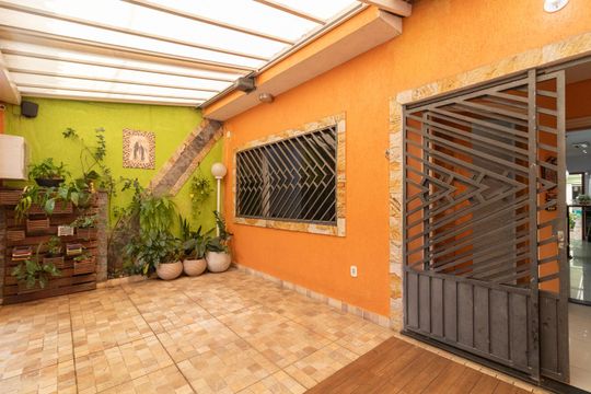 Garagem de casa à venda com 3 quartos, 144m² em Parque Paineiras, São Paulo
