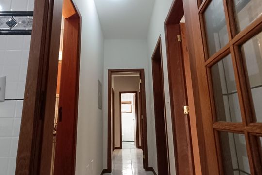 CORREDOR A QUARTOS de casa de condomínio para alugar com 3 quartos, 147m² em Glória, Macaé
