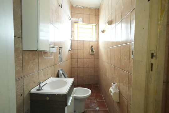 Banheiro Social de casa para alugar com 1 quarto, 30m² em Vila Palmares, Santo André