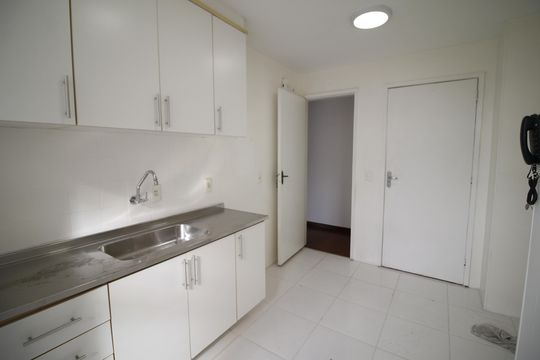 Cozinha de apartamento para alugar com 2 quartos, 80m² em Tanque, Rio de Janeiro