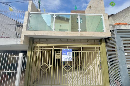 Placa instalada na fachada do imóvel de casa para alugar com 2 quartos, 130m² em Vila Rachid, Guarulhos