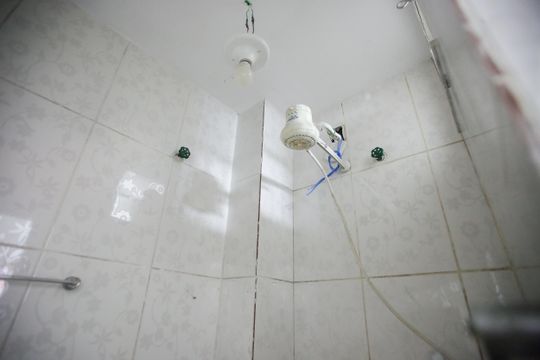 Banheiro de kitnet/studio para alugar com 1 quarto, 20m² em Tanque, Rio de Janeiro