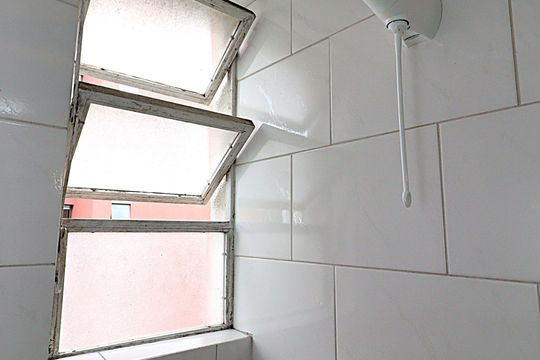 Banheiro de apartamento para alugar com 1 quarto, 38m² em São João, Porto Alegre