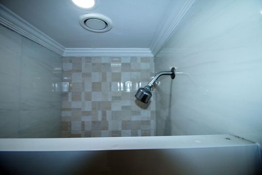 Banheiro de apartamento à venda com 2 quartos, 50m² em Parada de Lucas, Rio de Janeiro